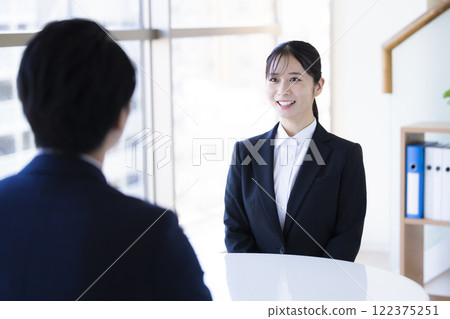 正在接受面試的求職婦女 122375251