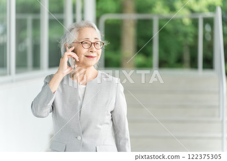 Senior business woman/elderly woman talking on smartphone (active senior) 122375305