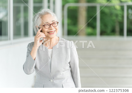 Senior business woman/elderly woman talking on smartphone (active senior) Senior business woman/elderly woman talking on smartphone (active senior) 122375306
