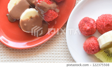 Add the highly beneficial cacao polyphenols to healthy fruits in a delicious chocolate fondue. 122375508