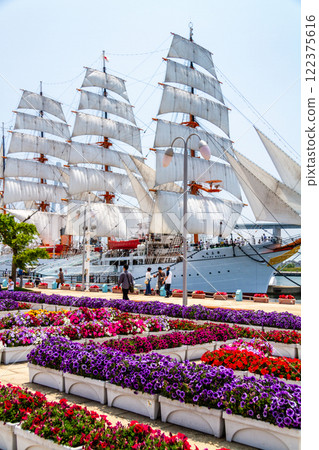 (Toyama Viewpoint) Kaiwomaru Park in early summer, full sails in May 122375616