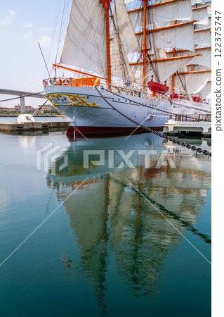 (Toyama Viewpoint) Kaiwomaru Park in early summer, full sails in May (Toyama Viewpoint) Kaiwomaru Park in early summer, full sails in May 122375747