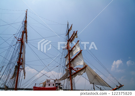 (Toyama Viewpoint) Kaiwomaru Park in early summer, full sails in May (Toyama Viewpoint) Kaiwomaru Park in early summer, full sails in May 122375820