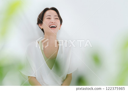 A woman in her 30s wearing yoga wear 122375985