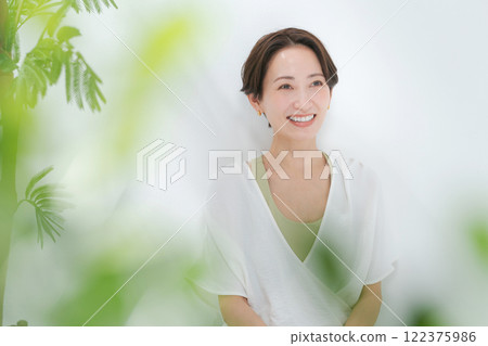 穿著瑜珈服的 30 多歲女性 122375986