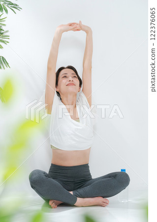 穿著瑜珈服的 30 多歲女性 穿著瑜珈服的 30 多歲女性 122376065