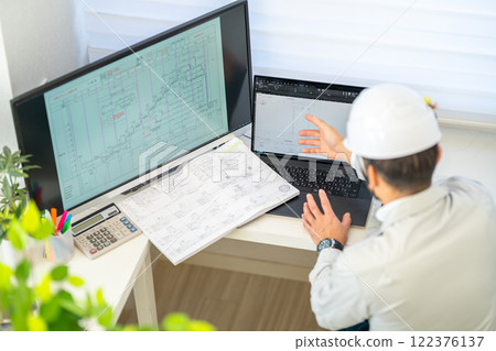 Male chief engineer explaining construction schedule, network schedule, construction supervision, work clothes 122376137