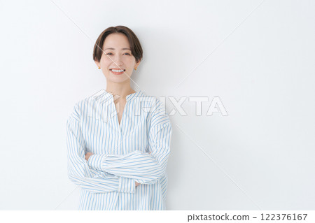 一個30多歲的女人，穿著襯衫 122376167