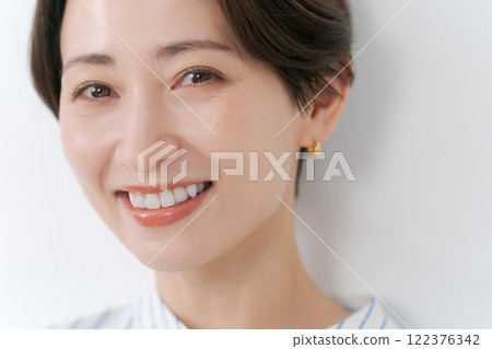 Close-up shot of a woman in her 30s wearing a shirt 122376342