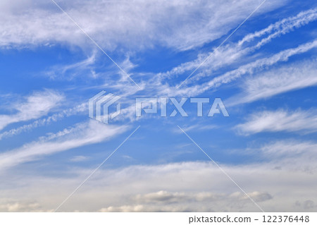 日本橫濱市景 凝結尾跡在天空中描繪的風景…航空需求持續，新時代的一線希望 = 2020 年 1 月 27 日 122376448