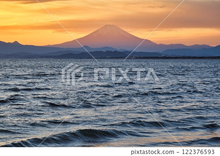 江之島片瀨西濱海灘和富士山的夜景（神奈川縣藤澤市） 122376593