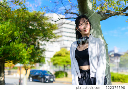 一個酷女人走路,靠在樹上,擺姿勢,節食,散步,鍛煉 一個酷女人走路,靠在樹上,擺姿勢,節食,散步,鍛煉 122376598