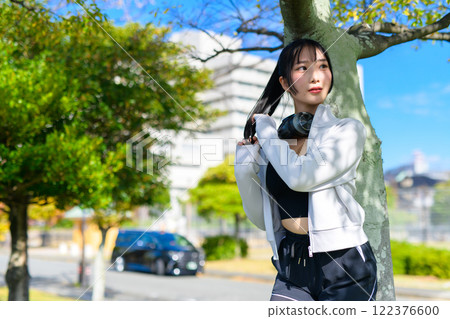 一個酷女人走路,靠在樹上,擺姿勢,節食,散步,鍛煉 一個酷女人走路,靠在樹上,擺姿勢,節食,散步,鍛煉 122376600