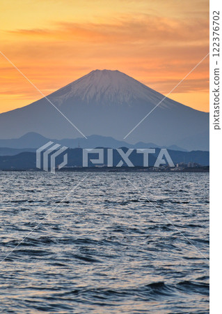 江之島片瀨西濱海灘和富士山的夜景（神奈川縣藤澤市） 122376702