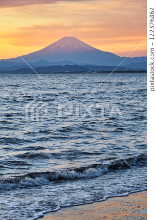 江之島片瀨西濱海灘和富士山的夜景(神奈川縣藤澤市) 江之島片瀨西濱海灘和富士山的夜景(神奈川縣藤澤市) 122376862