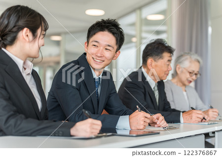 Young businessmen in suits and elderly/senior businessmen (seminars, workshops, family seminars) 122376867