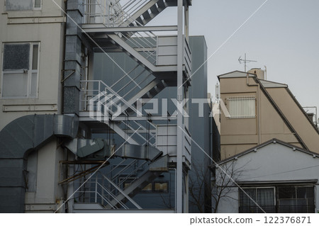 緊急樓梯安裝在室外 122376871