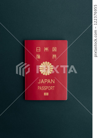 日本護照黑色背景 122376955