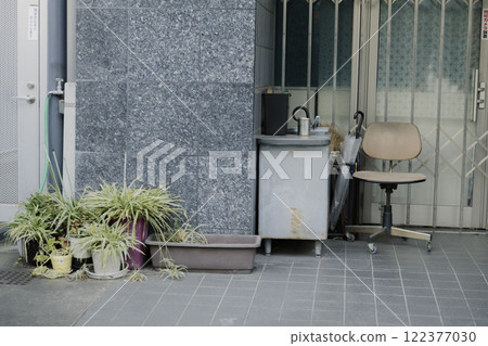 Rubbish left at the entrance 122377030