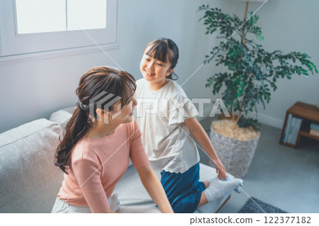 9歲的女兒和媽媽 122377182