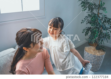 9歲的女兒和媽媽 122377184