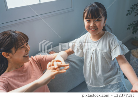 9歲的女兒和媽媽 122377185