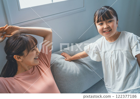 9歲的女兒和媽媽 122377186