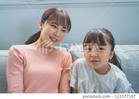 9歲的女兒和媽媽 122377187