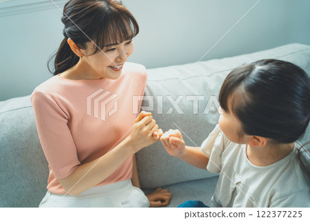 媽媽和9歲的女兒玩得很開心 122377225