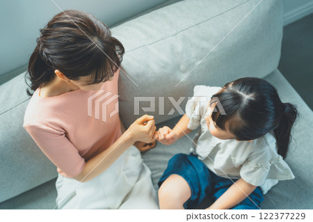 媽媽和9歲的女兒玩得很開心 122377229
