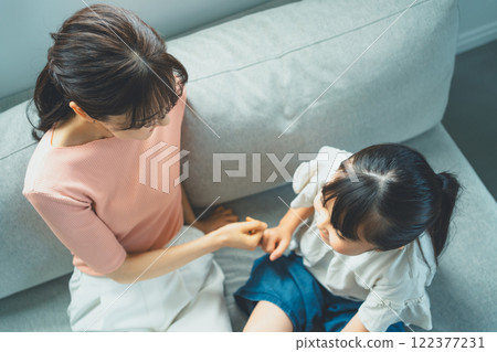 9歲的女兒和媽媽 122377231