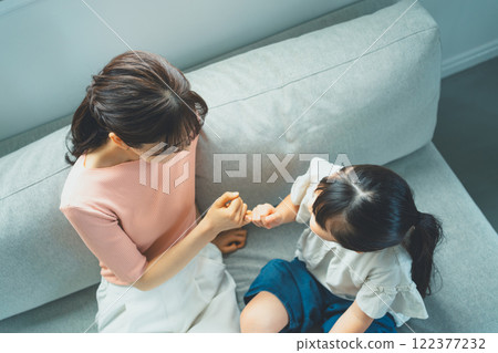 9歲的女兒和媽媽 122377232