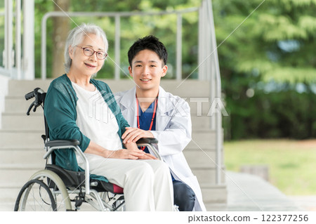 Elderly people in wheelchairs and doctors in hospitals and nursing homes 122377256