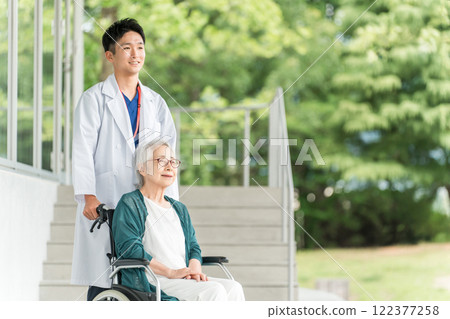Elderly people in wheelchairs and doctors in hospitals and nursing homes 122377258