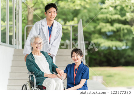 Elderly people in wheelchairs and doctors and nurses in hospitals and nursing care facilities 122377280