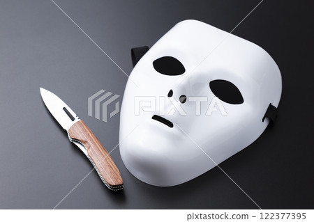 黑色背景上的面具和刀 122377395