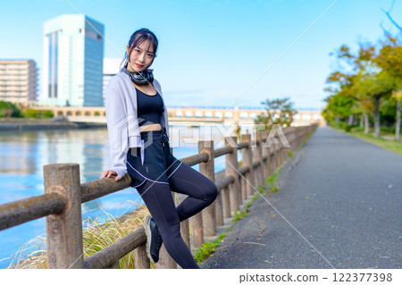 沿著河邊散步的酷女人,擺姿勢,節食,散步,鍛煉 沿著河邊散步的酷女人,擺姿勢,節食,散步,鍛煉 122377398