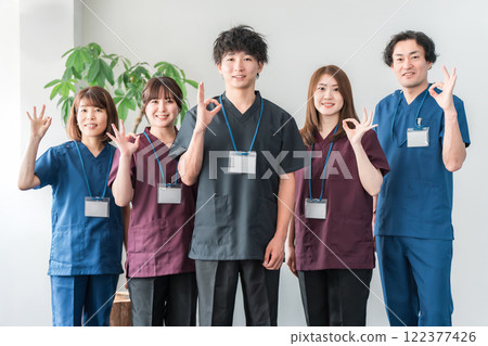 穿著手術服的醫生、護理人員和脊椎按摩師 穿著手術服的醫生、護理人員和脊椎按摩師 122377426