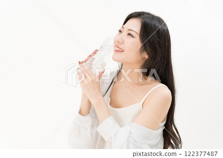 拿著塑膠瓶的年輕女子 122377487