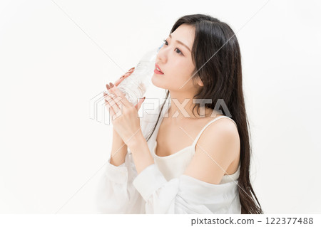 拿著塑膠瓶的年輕女子 122377488