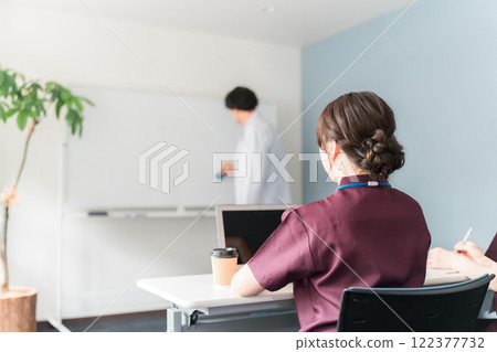 醫學會議、學習會、研討會、訓練、穿著手術服的醫護人員接受培訓 122377732