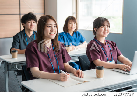 穿著手術服的男女醫務人員參加醫學會議、學習班、研討會、培訓和培訓 122377737