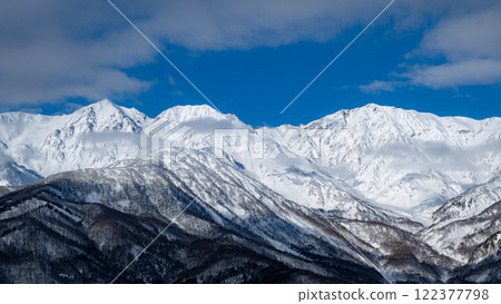 長野縣白馬村晴朗的天空和白雪皚皚的北阿爾卑斯山 122377798