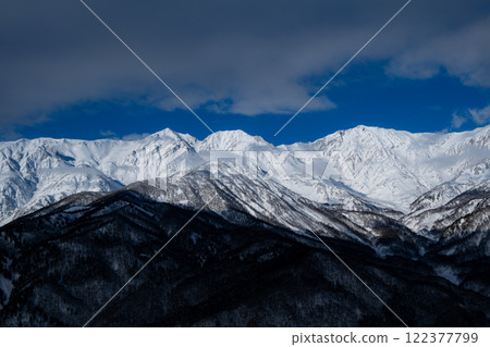 長野縣白馬村晴朗的天空和白雪皚皚的北阿爾卑斯山 長野縣白馬村晴朗的天空和白雪皚皚的北阿爾卑斯山 122377799