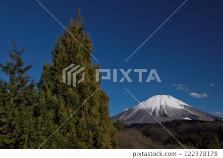 Clear skies and Mount Hoki Daisen (Hoki Town, Saihaku District) 122378178
