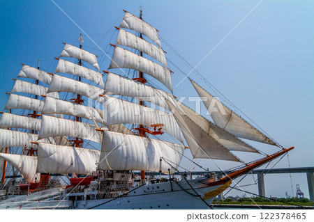 (Toyama Viewpoint) Kaiwomaru Park in early summer, full sails in May (Toyama Viewpoint) Kaiwomaru Park in early summer, full sails in May 122378465