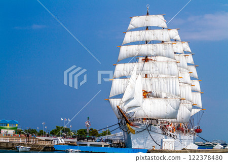 (Toyama Viewpoint) Kaiwomaru Park in early summer, full sails in May 122378480