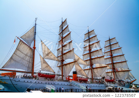 (Toyama Viewpoint) Kaiwomaru Park in early summer, full sails in May 122378507