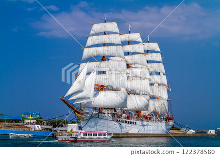 (Toyama Viewpoint) Kaiwomaru Park in early summer, full sails in May 122378580