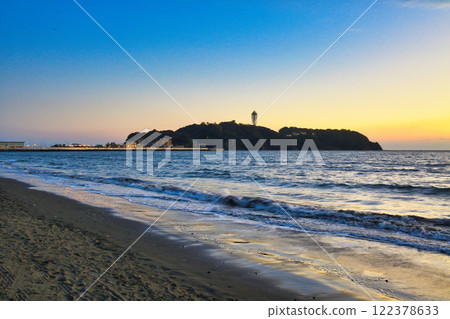 從片瀨西濱海灘看到的江之島夜景(神奈川縣藤澤市) 從片瀨西濱海灘看到的江之島夜景(神奈川縣藤澤市) 122378633